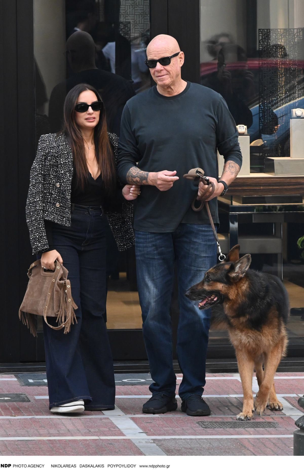 Ο Τζώνη Καλημέρης με την Ελπίδα Ιακωβίδου και τον σκύλο τους