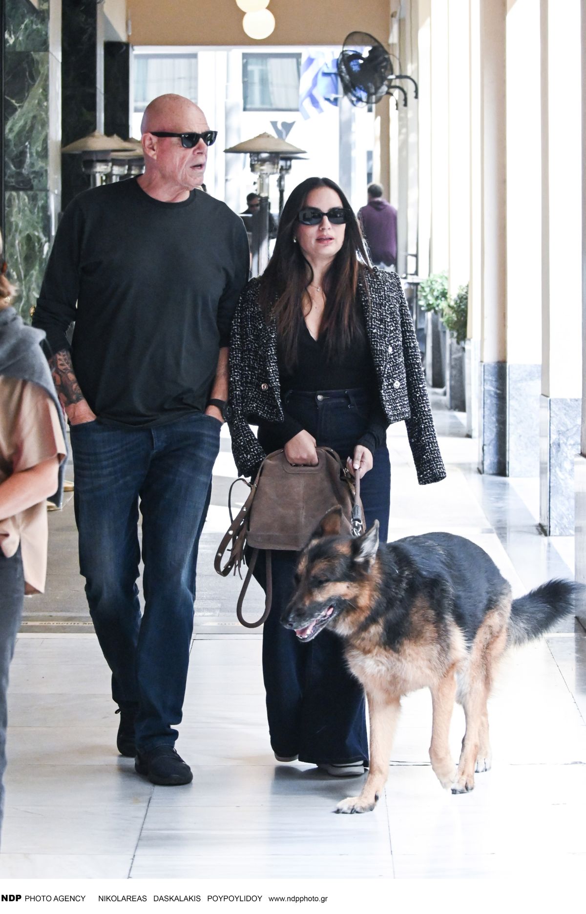 Ο Τζώνη Καλημέρης με την Ελπίδα Ιακωβίδου και τον σκύλο τους