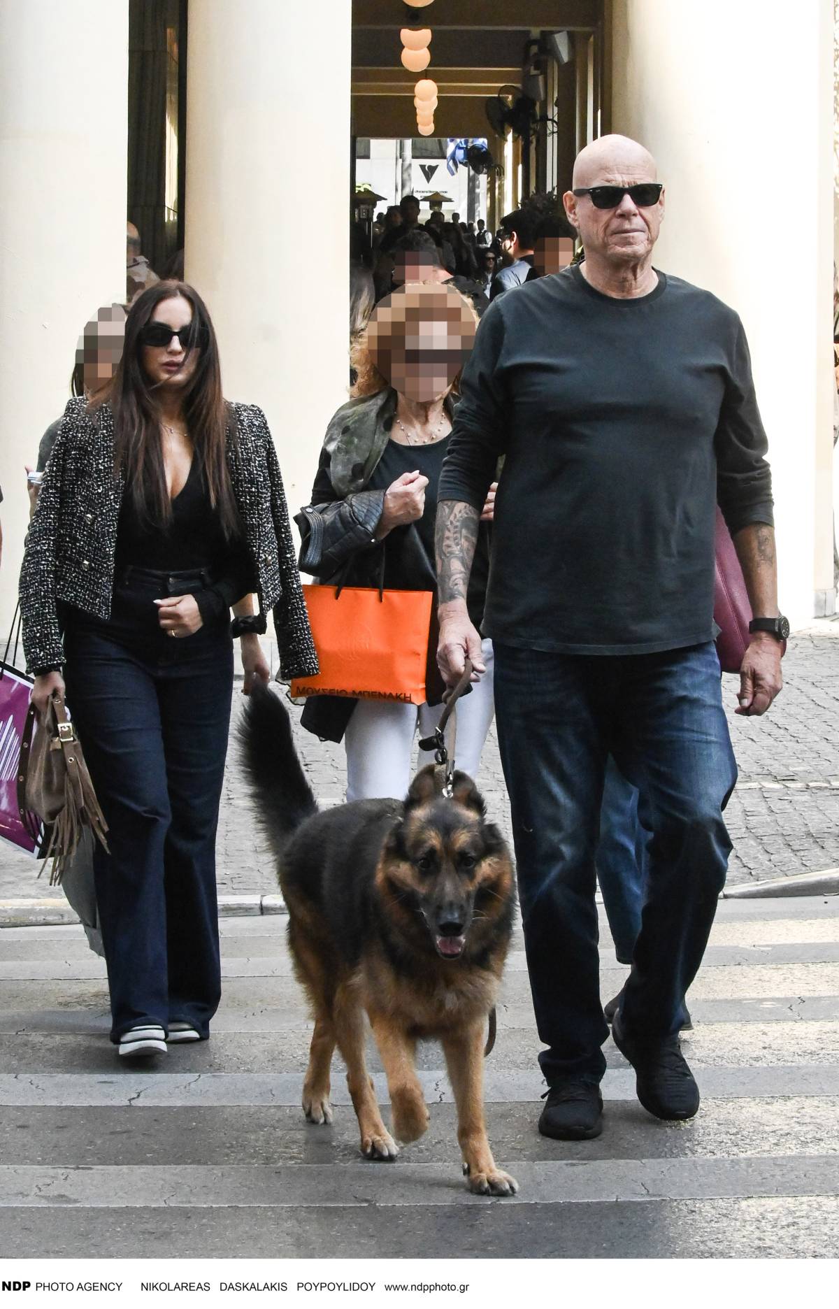 Ο Τζώνη Καλημέρης με την Ελπίδα Ιακωβίδου και τον σκύλο τους