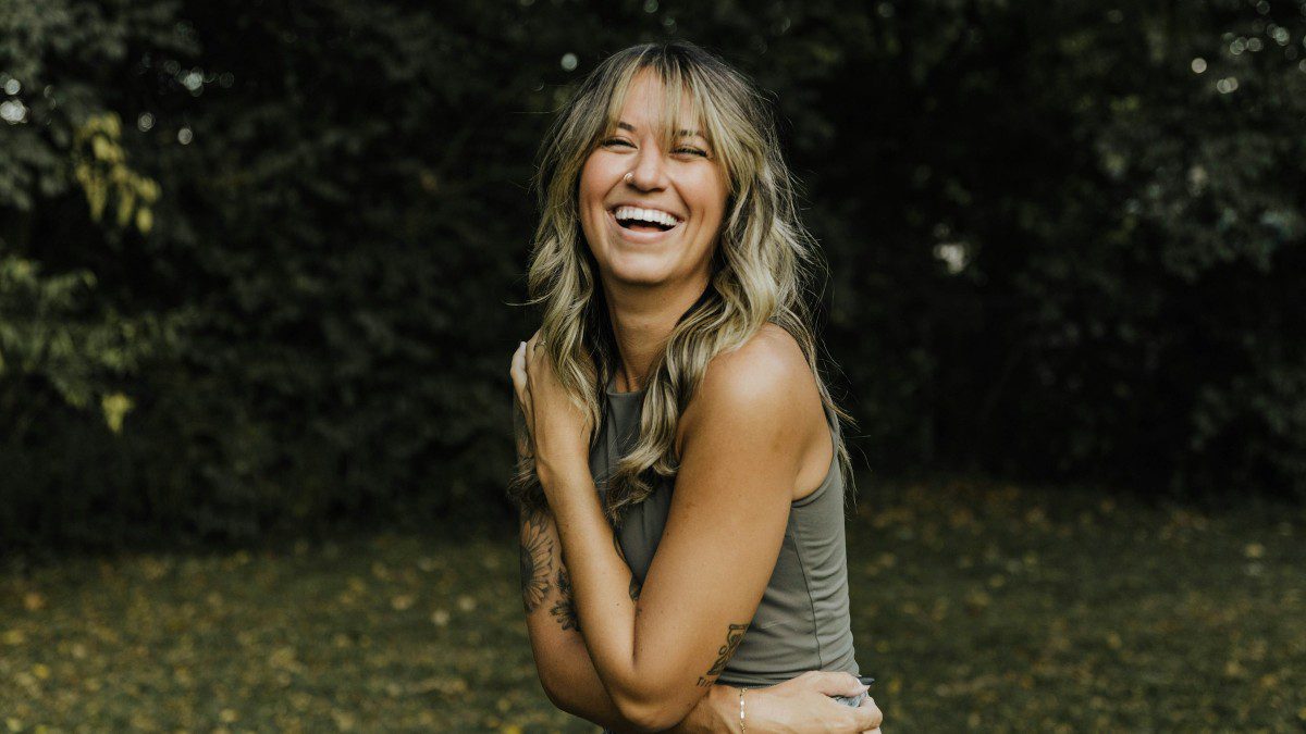 μια κοπελα γελάει