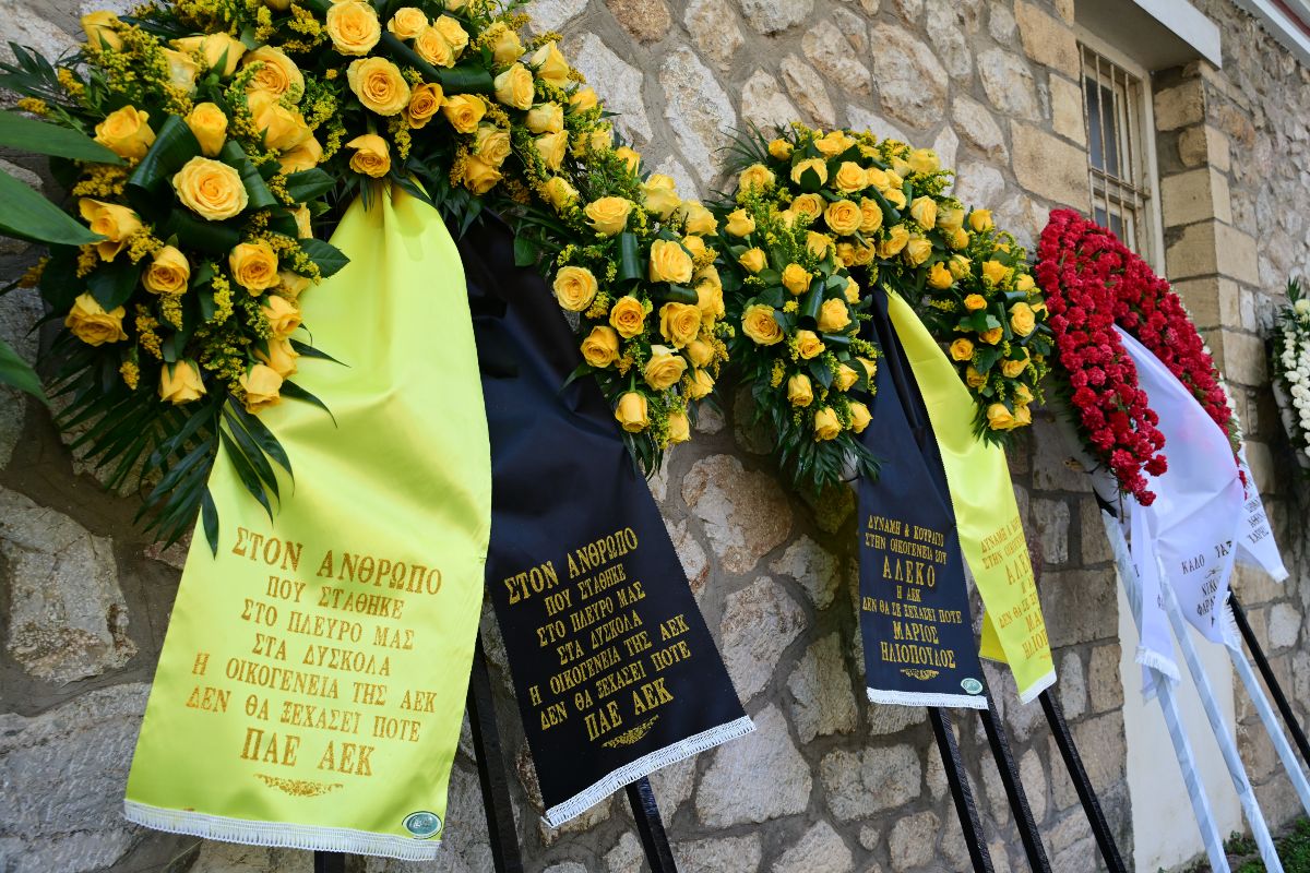 Τα στεφάνια στην κηδεία του Αλέκου Φλαμπουράρη