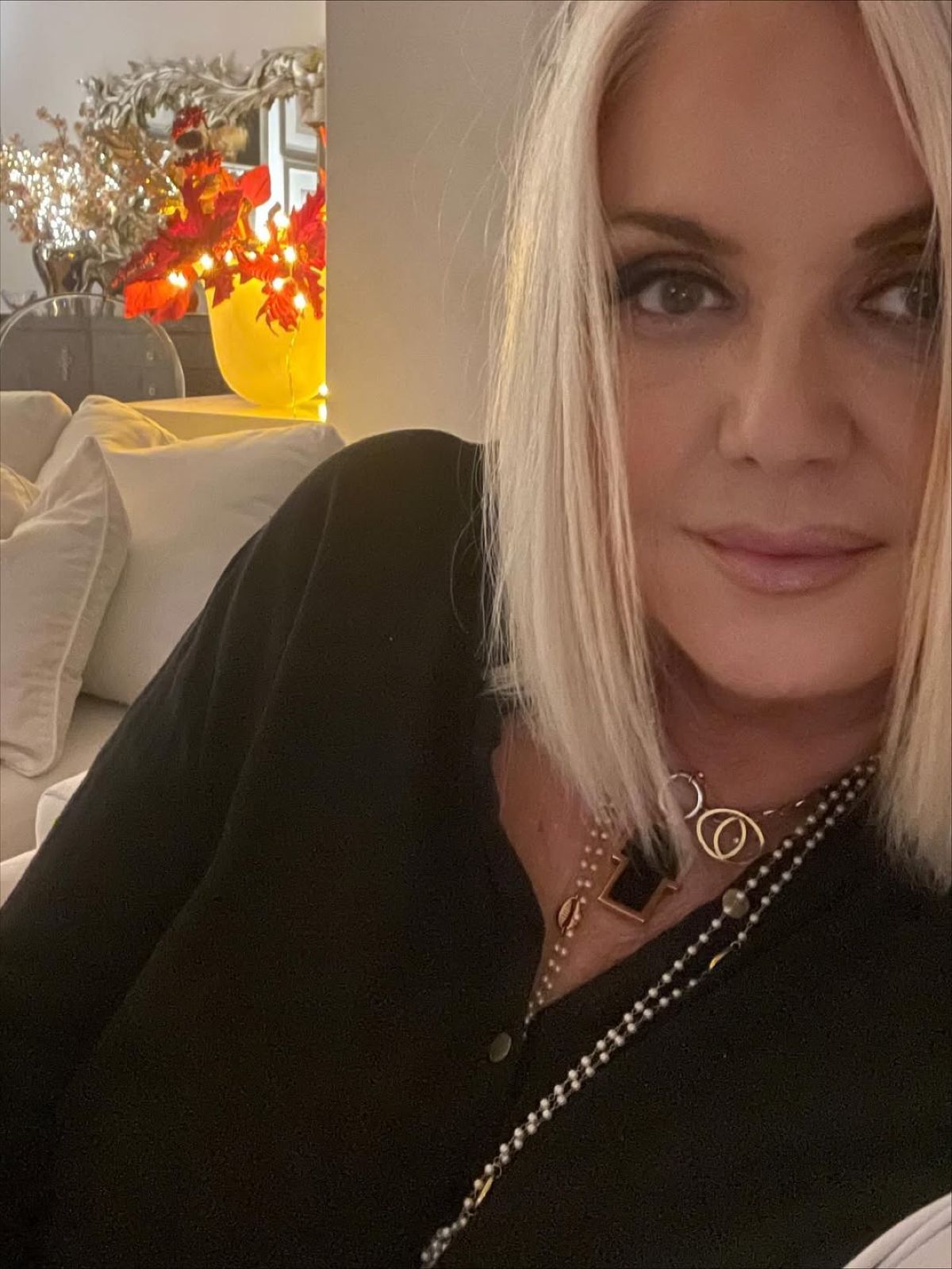 Η Ρούλα Κορομηλά στο στολισμένο σπίτι της