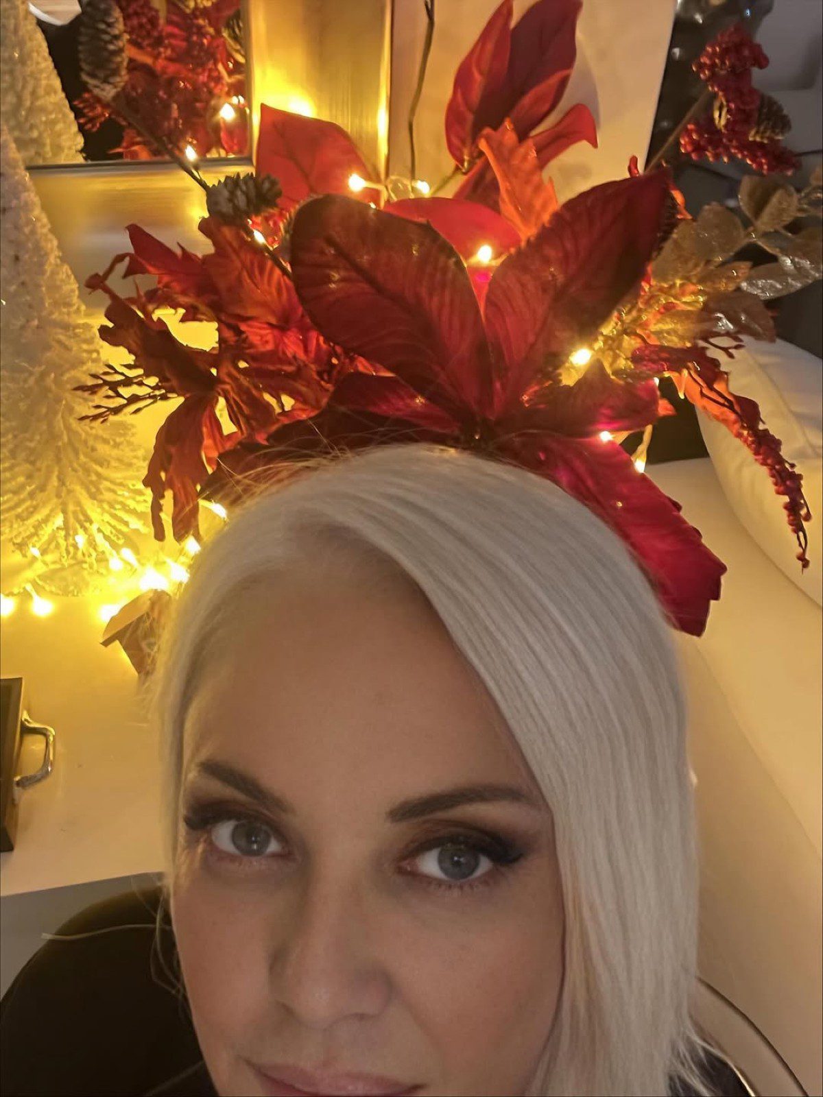 Η Ρούλα Κορομηλά στο στολισμένο σπίτι της