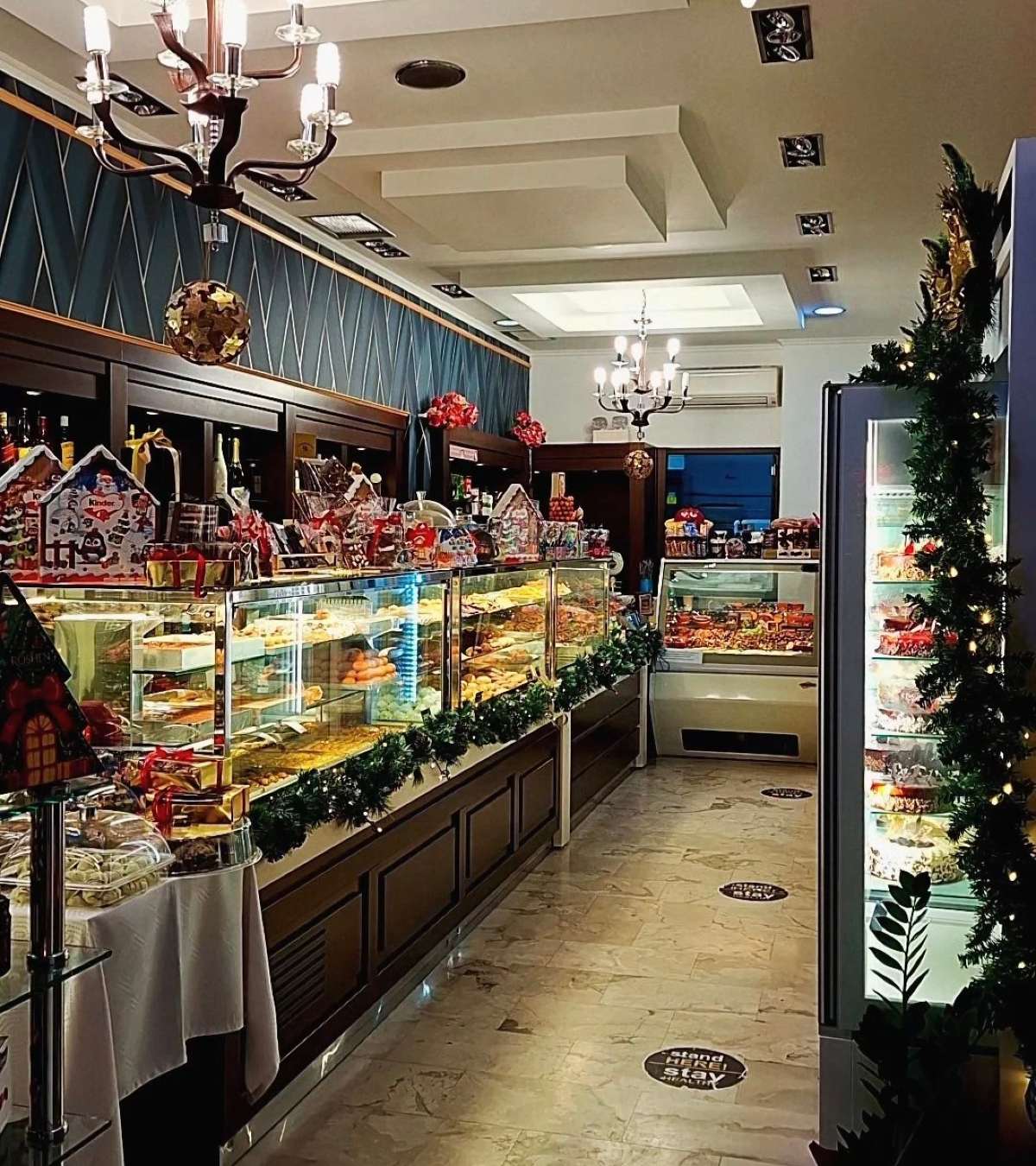 Ζαχαροπλαστείο Κοσμά: 60 χρόνια γλυκιάς πορείας - Η παράδοση της Αρναίας που μένει αναλλοίωτη στον χρόνο