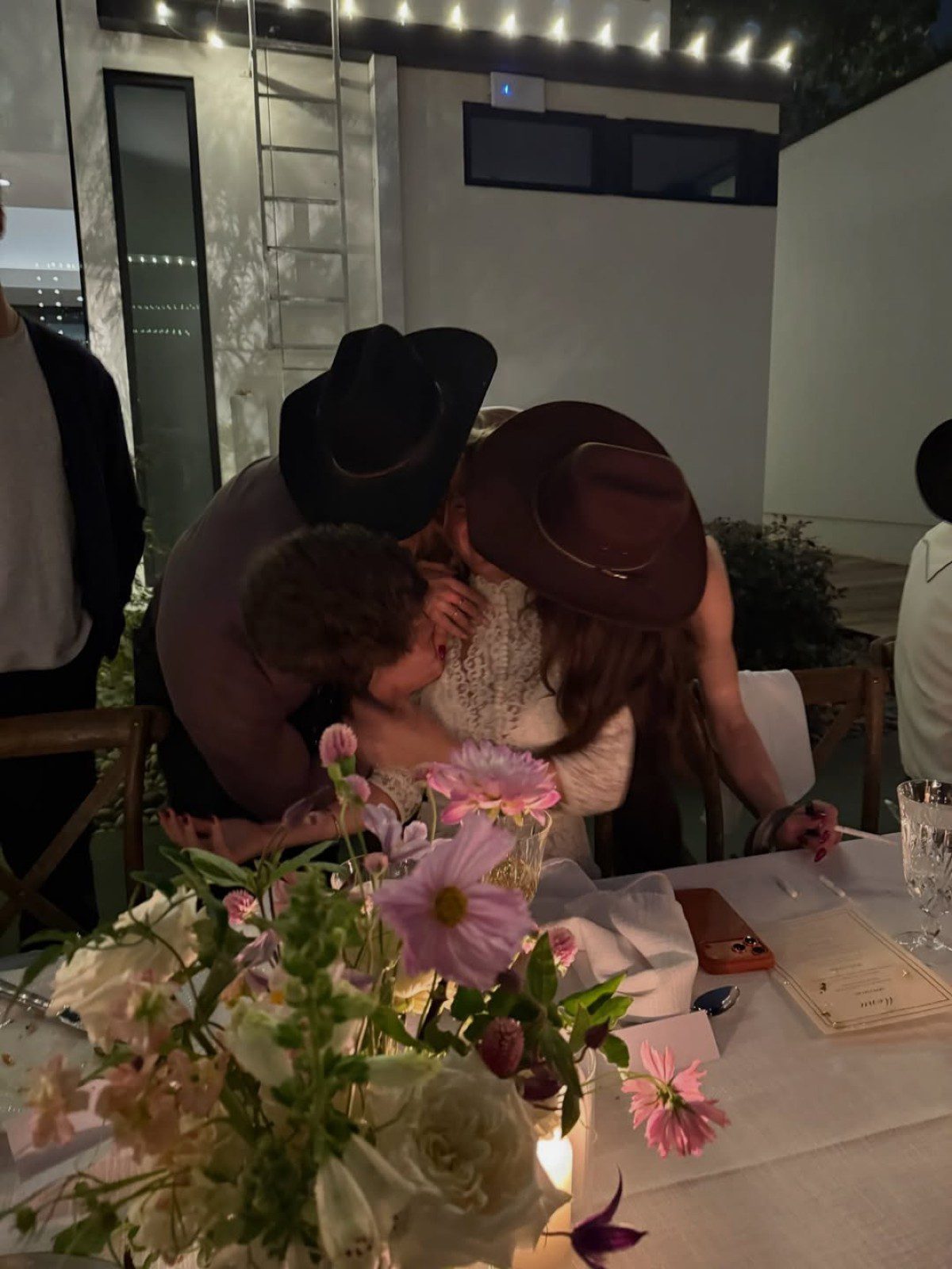 Η Αμαλία Κωστοπούλου και ο Jake Medwell αγκαλιά