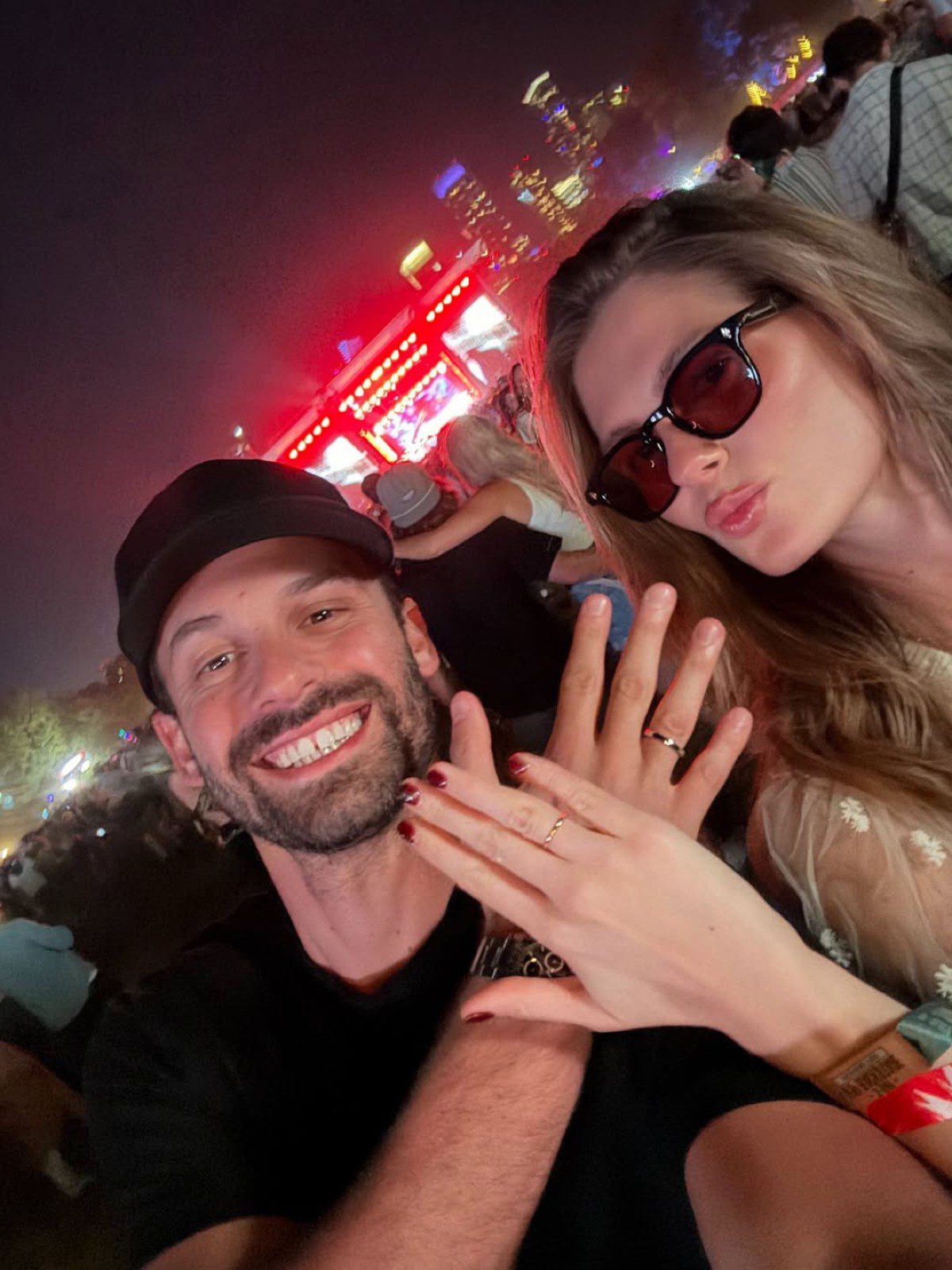 Η Αμαλία Κωστοπούλου και ο Jake Medwell δείχνουν τις βέρες τους