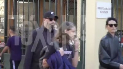 Ο Γιώργος Λάνθιμος και η σύζυγός του στο δικαστήριο