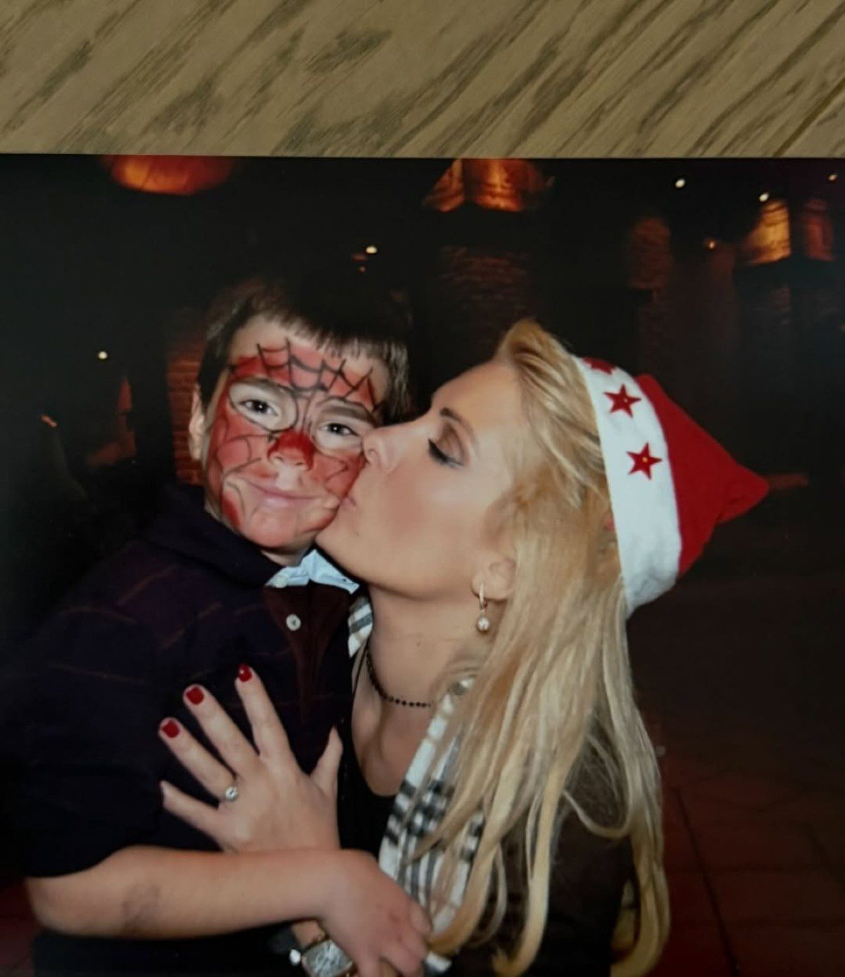 Ο Άγγελος Λάτσιος και η Ελένη Μενεγάκη τις απόκριες όταν ήταν μικρός ο πρώτος