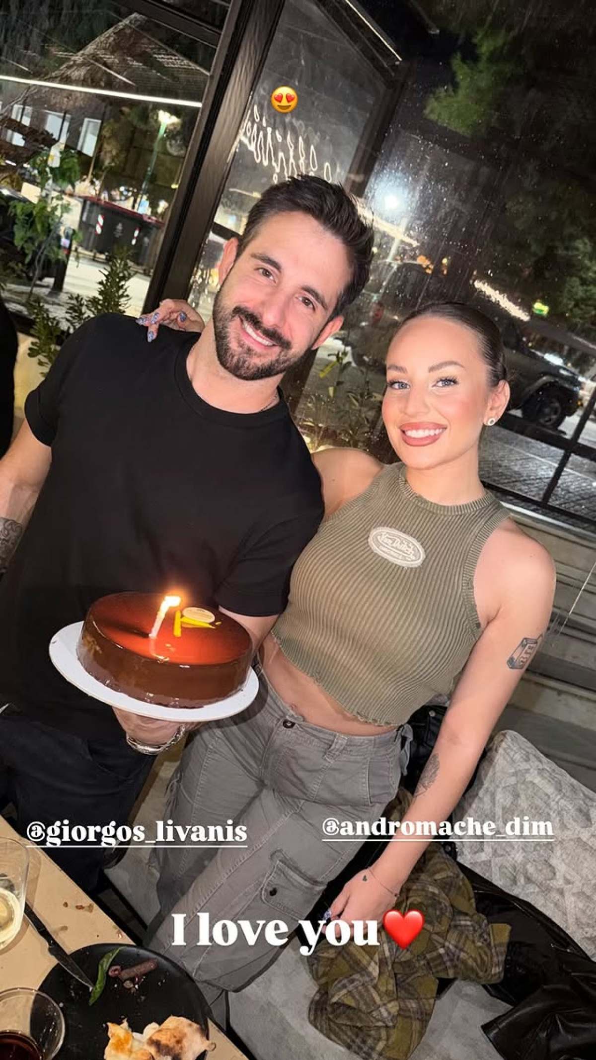 Ο Γιώργος Λιβάνης με μία τούρτα στο χέρι και η Ανδρομάχη Δημητροπούλου