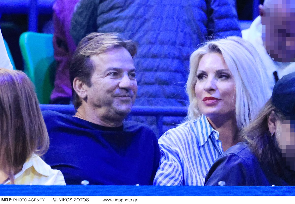 Η Ελένη Μενεγάκη και ο Ματεό Παντζόπουλος στο γήπεδο