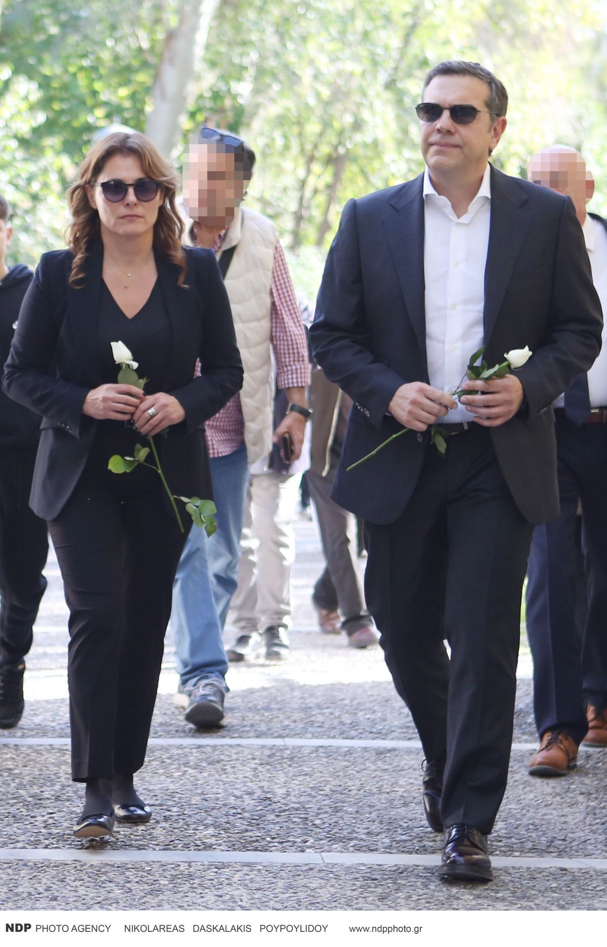 Ο Αλέξης Τσίπρας και η Περιστέρα Μπαζιάνα στην κηδεία του Αλέκου Φλαμπουράρη