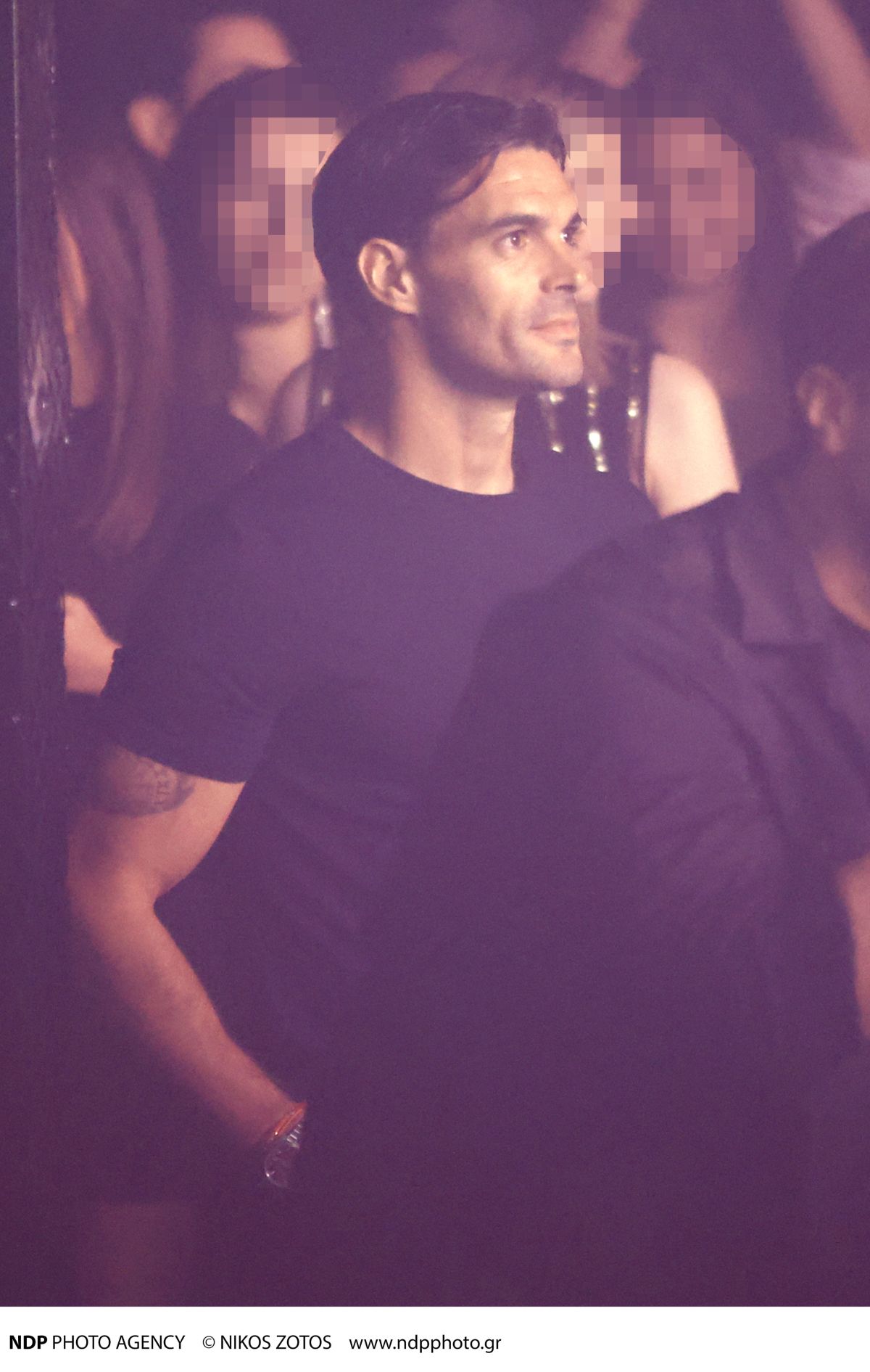 Ο Αλμπέρτο Μποτία χαζεύει την Ελένη Φουρέιρα στο Lohan