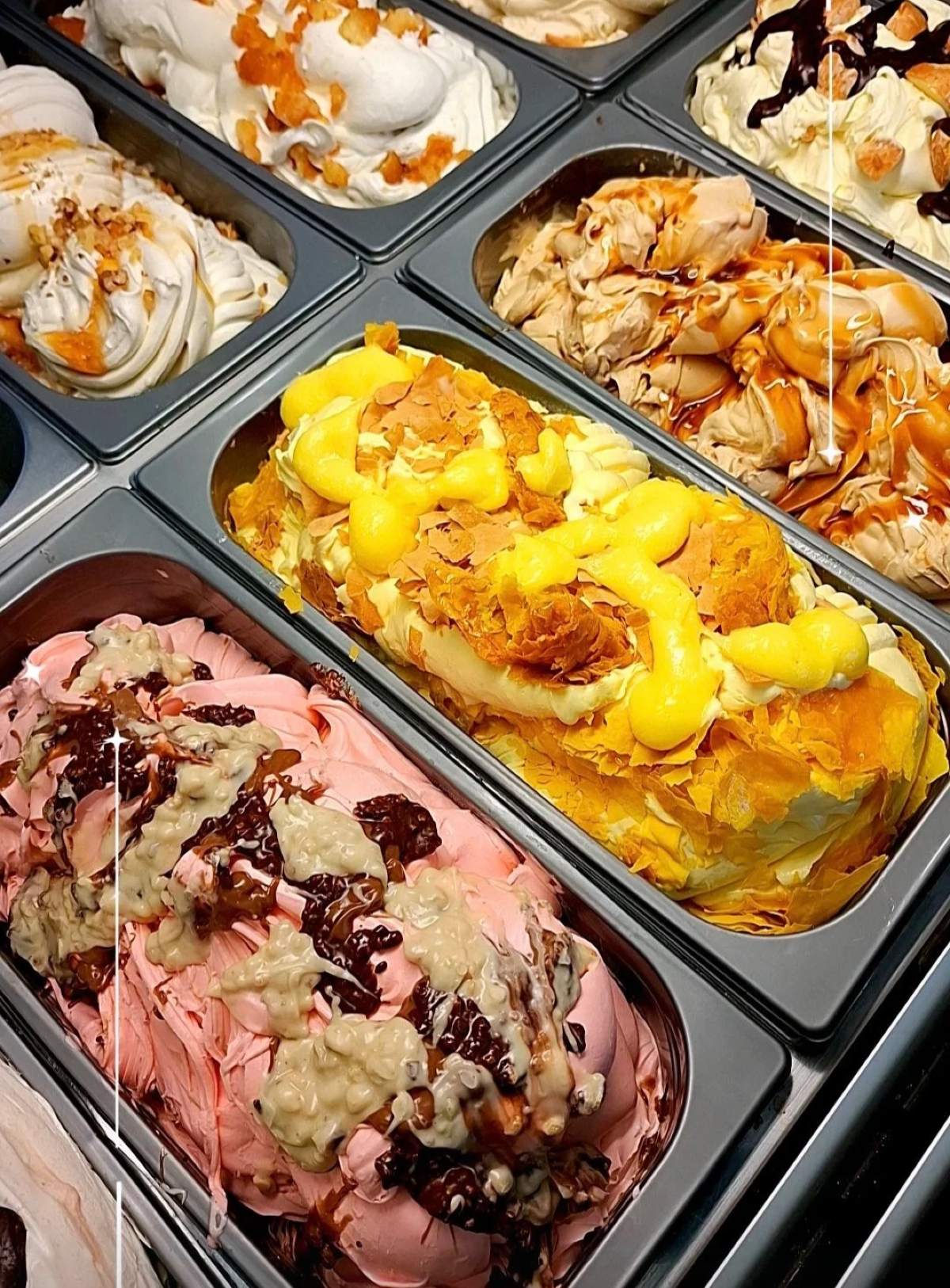 Ζαχαροπλαστείο Κοσμά: 60 χρόνια γλυκιάς πορείας - Η παράδοση της Αρναίας που μένει αναλλοίωτη στον χρόνο