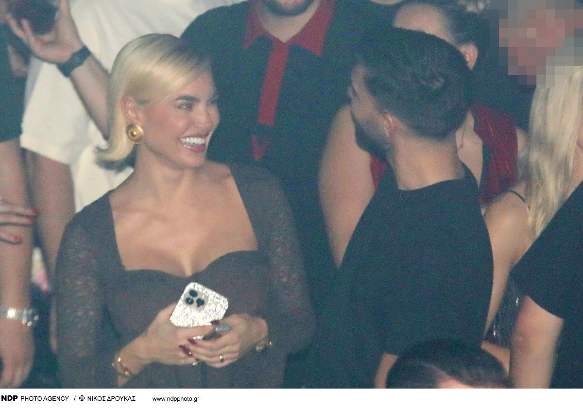 Η Αλεξάνδρα Παναγιώταρου και ο Αλέξανδρος Λυκούδης στα μπουζούκια γελούν