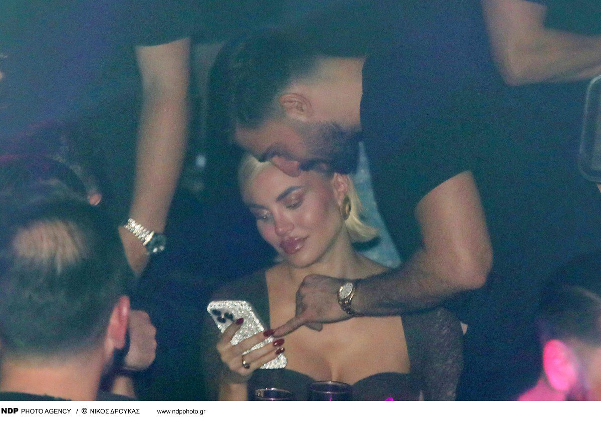 Η Αλεξάνδρα Παναγιώταρου και ο Αλέξανδρος Λυκούδης στα μπουζούκια συζητούν και κοιτάζουν το κινητό