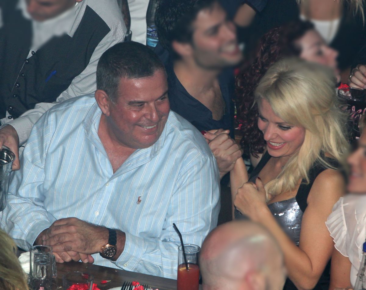 Ο Πάνος Μαρινόπουλος με την σύζυγό του στα μπουζούκια το 2010