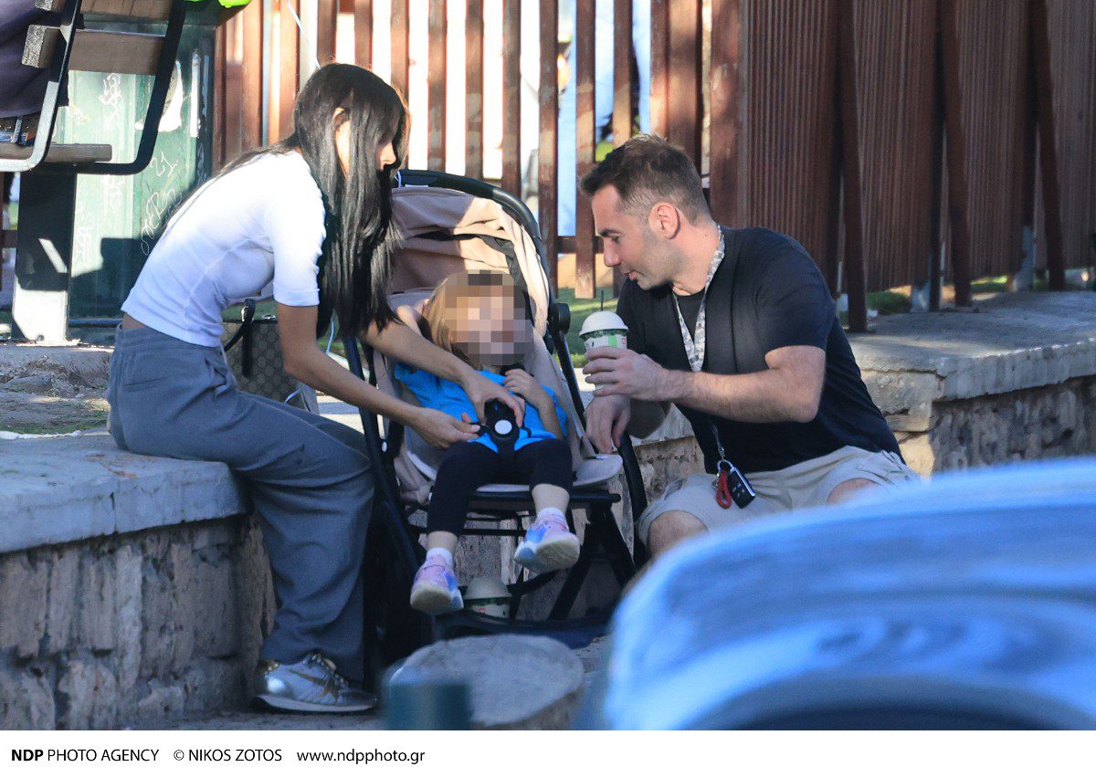 Ο Δημήτρης Παππάς και η Άννα Μπεζάν στην παιδική χαρά με την κόρη τους