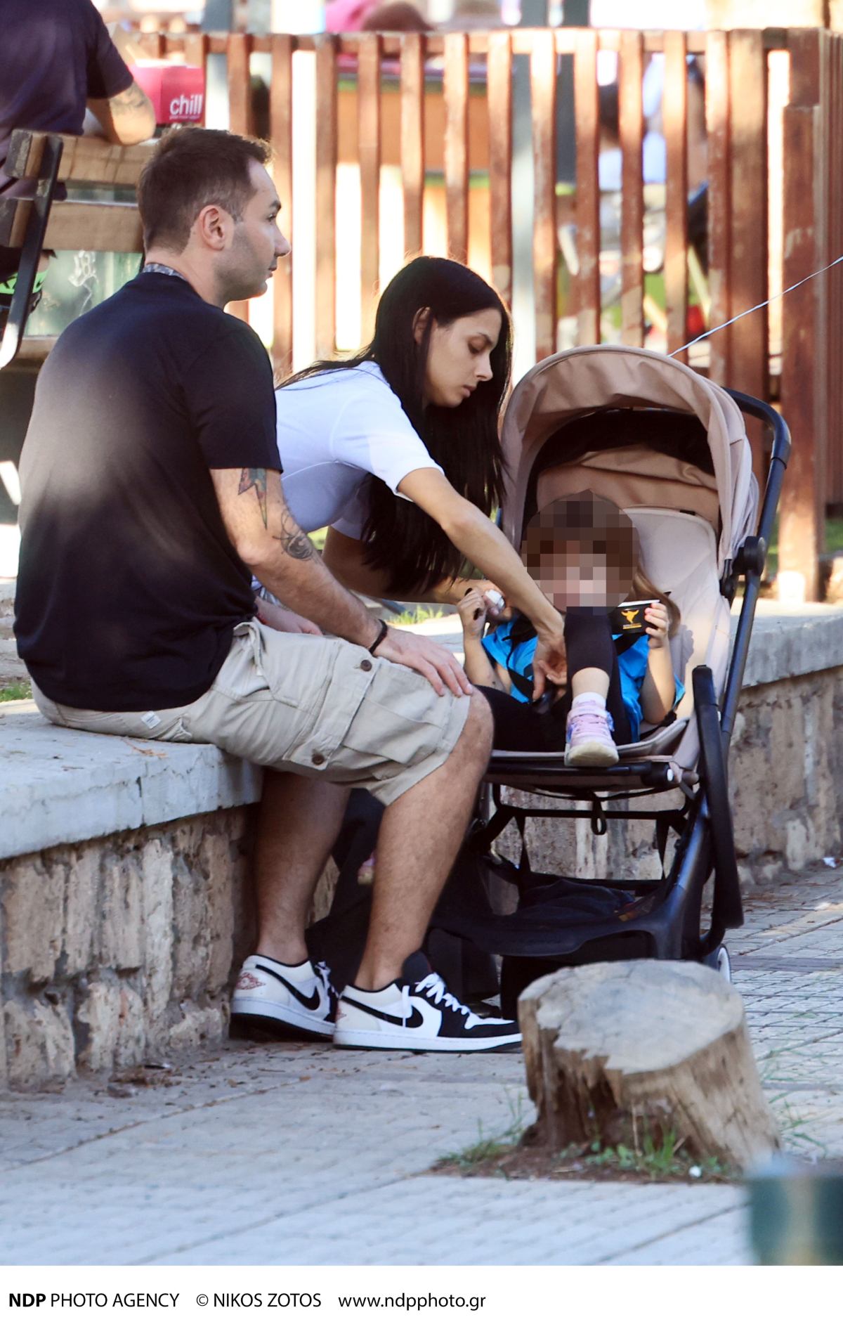 Ο Δημήτρης Παππάς και η Άννα Μπεζάν στην παιδική χαρά με την κόρη τους