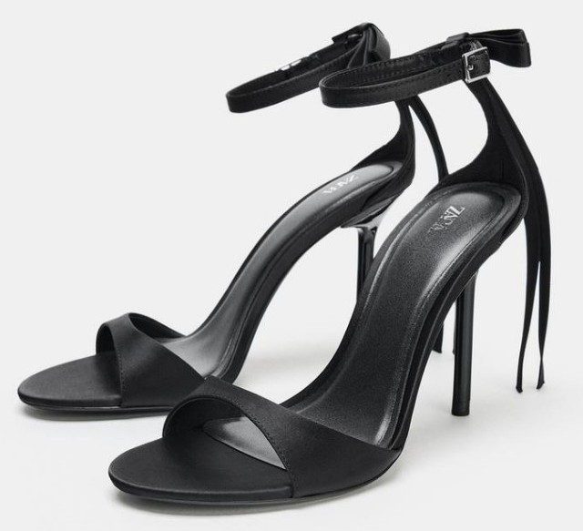 ZARA: Θα βάλεις «φωτιά» στο ρεβεγιόν των Χριστουγέννων με αυτό το κόκκινο φόρεμα