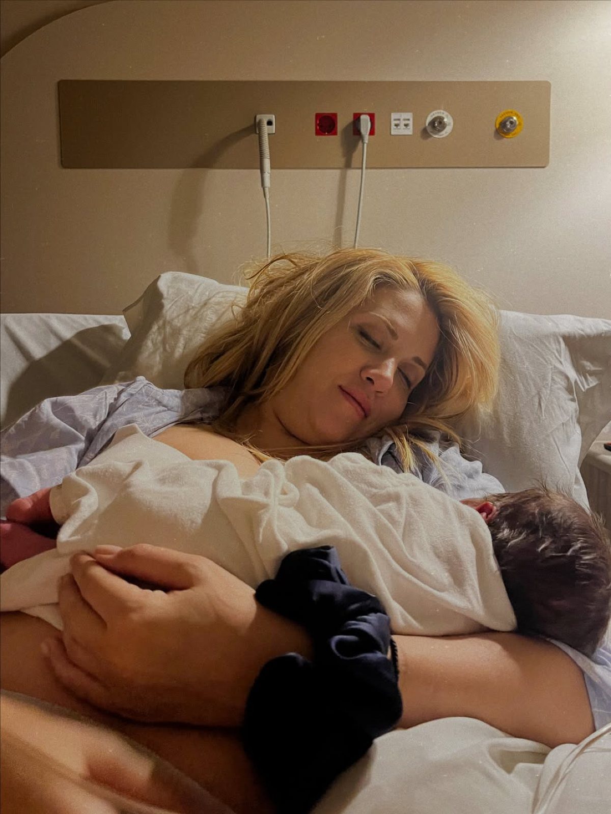 Η Φωτεινή Πετρογιάννη με το μωρό της στο μαιευτήριο