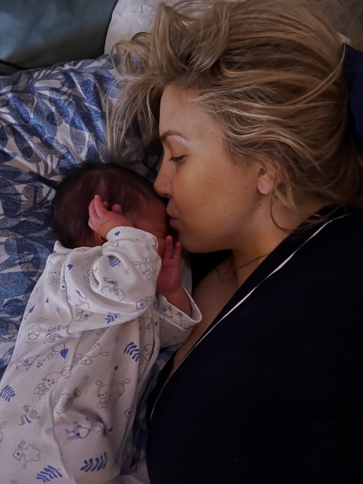 Η Φωτεινή Πετρογιάννη με το μωρό της