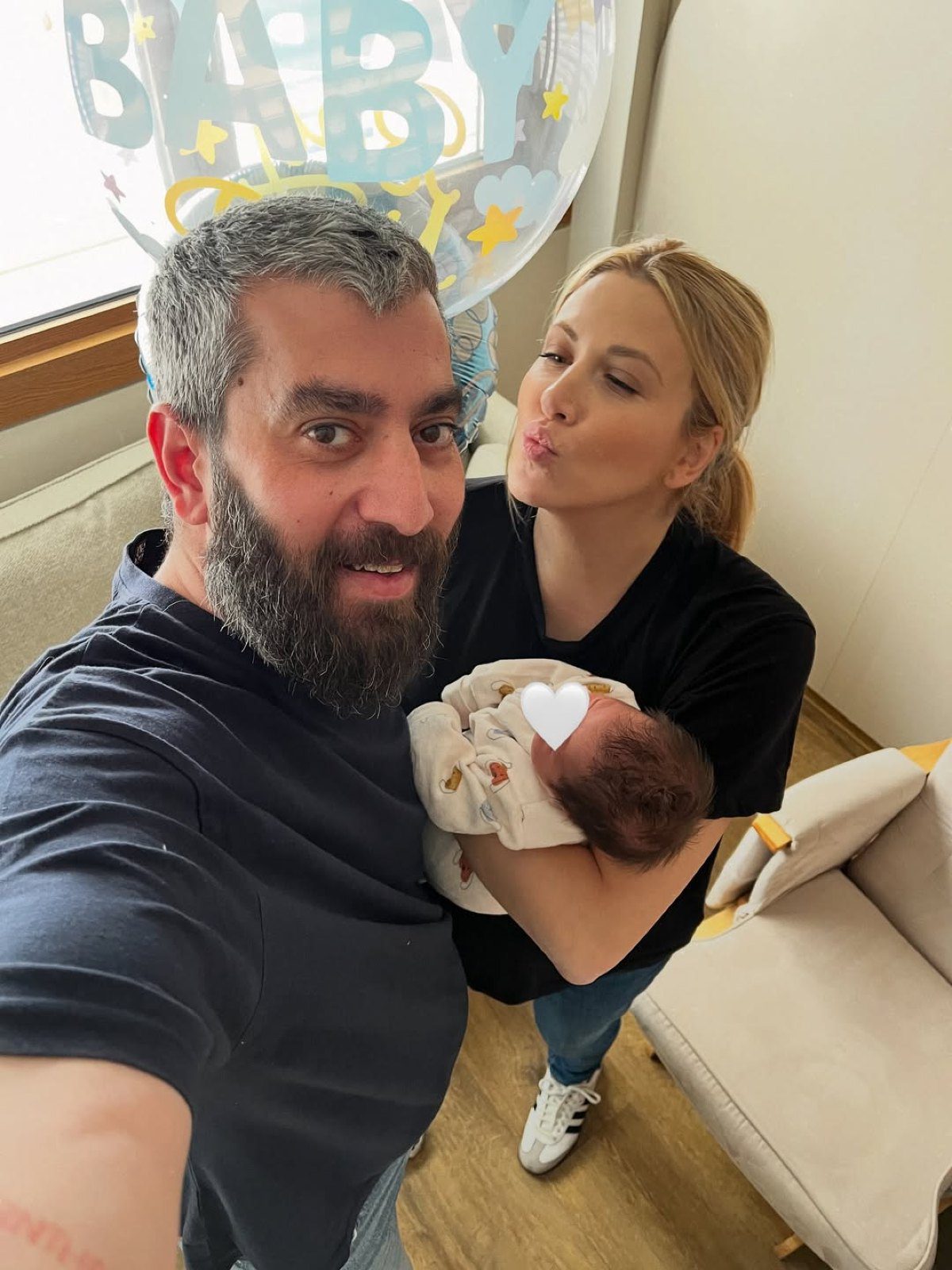 Η Φωτεινή Πετρογιάννη με τον Μιχάλη Ρουμπή και μωρό τους στο μαιευτήριο