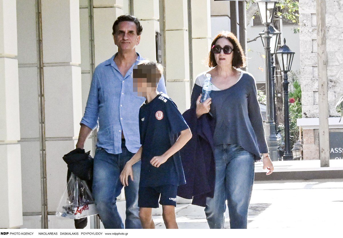 Η Ελένη Καρακούλη και ο Νίκος Ψαρράς με τον γιο τους