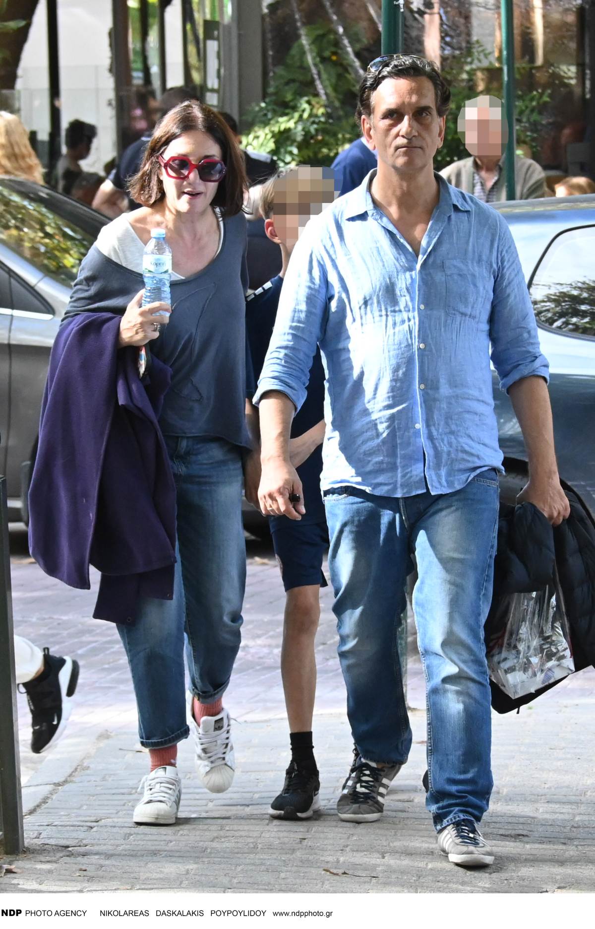 Η Ελένη Καρακούλη και ο Νίκος Ψαρράς με τον γιο τους στην Κηφισιά