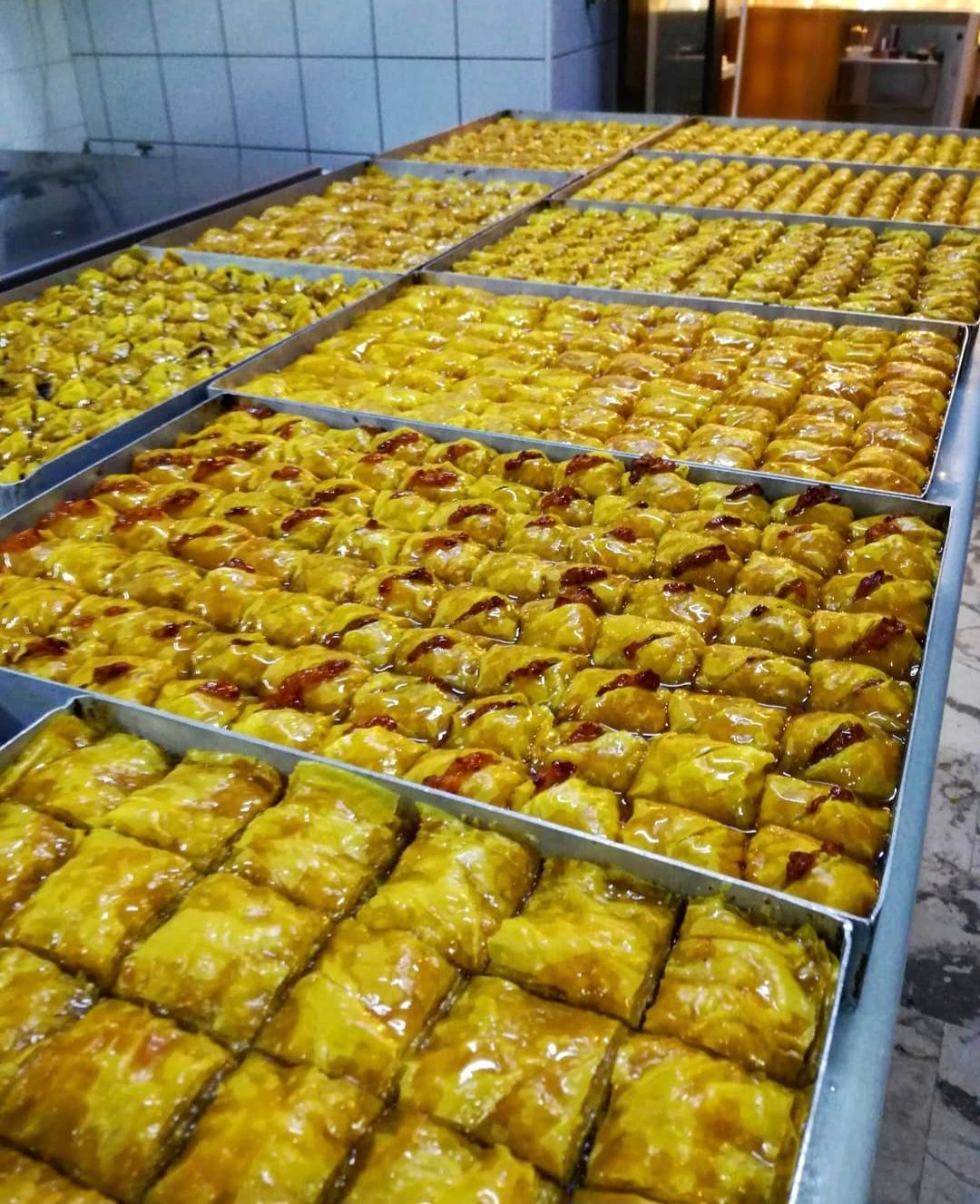 Ζαχαροπλαστείο Κοσμά: 60 χρόνια γλυκιάς πορείας - Η παράδοση της Αρναίας που μένει αναλλοίωτη στον χρόνο