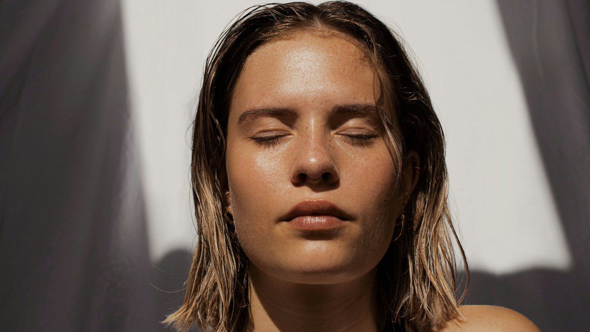 μια κοπέλα στον ήλιο