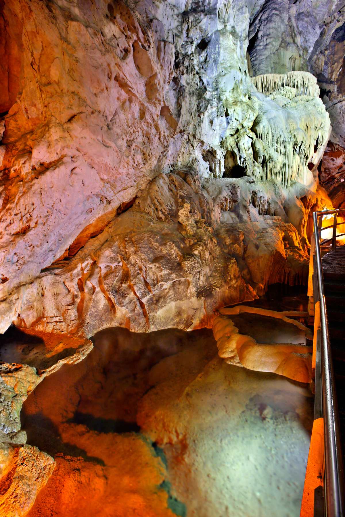 Σπήλαιο Λιμνών Καλάβρυτα