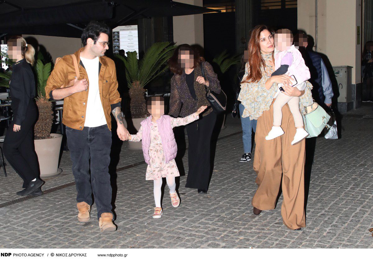 Ο Ίαν Στρατής και η Μαίρη Συνατσάκη με την κόρη τους σε βραδινή έξοδο