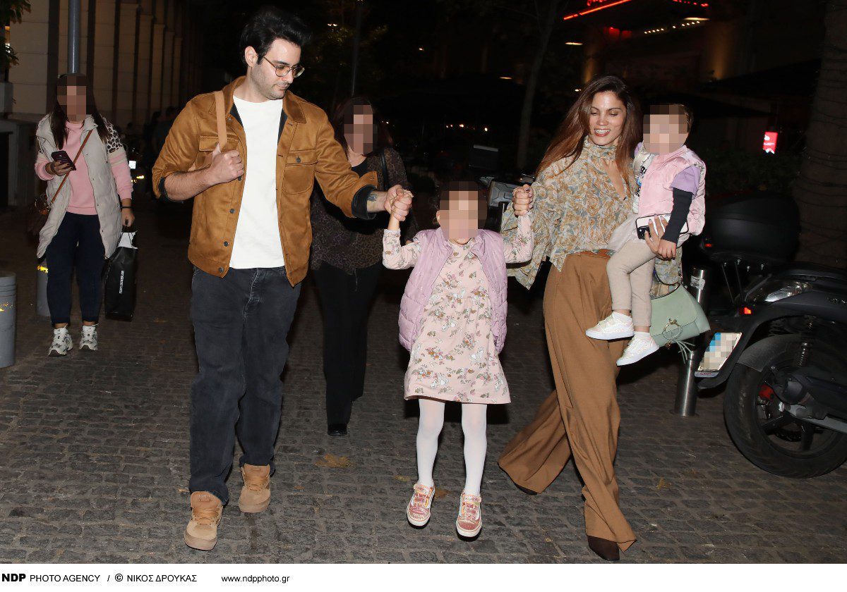 Ο Ίαν Στρατής και η Μαίρη Συνατσάκη με την κόρη τους σε βραδινή έξοδο