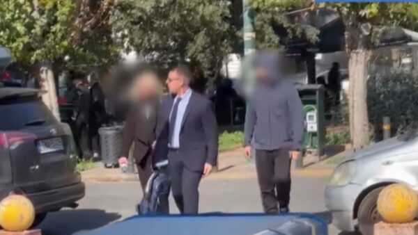 Η πρώην σύζυγος και το παιδί του τενόρου με τον δικηγόρο τους