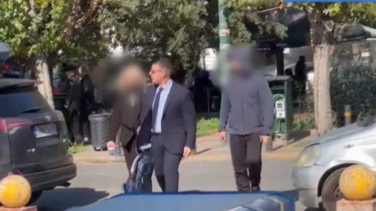 Η πρώην σύζυγος και το παιδί του τενόρου με τον δικηγόρο τους