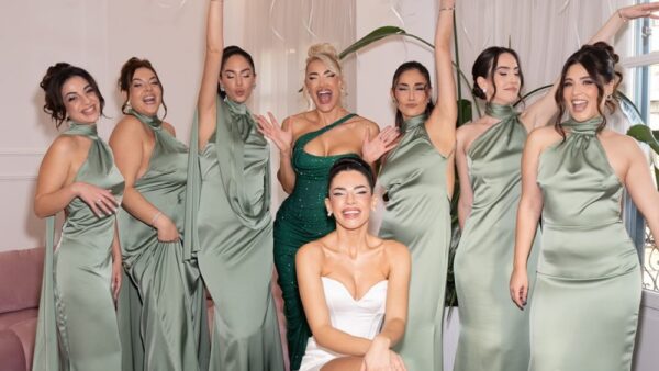 Η Ιωάννα Τούνη και η Στέλα Πάσσαρη νύφη, με τις παράνυμφες