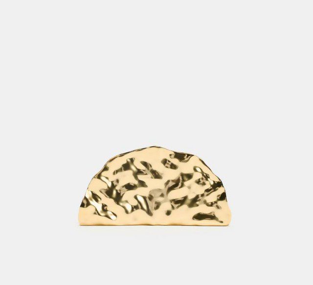 ZARA: Θα βάλεις «φωτιά» στο ρεβεγιόν των Χριστουγέννων με αυτό το κόκκινο φόρεμα