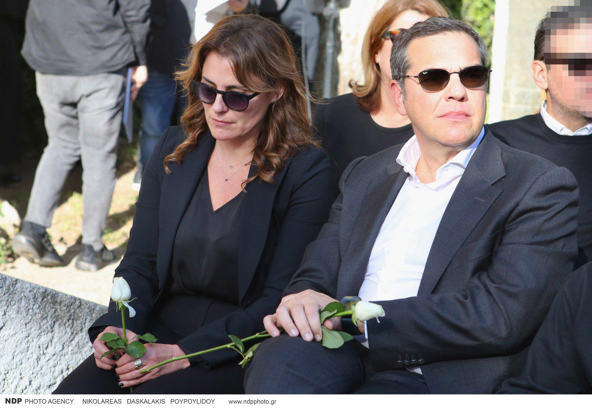 Ο Αλέξης Τσίπρας και η Περιστέρα Μπαζιάνα στην κηδεία του Αλέκου Φλαμπουράρη