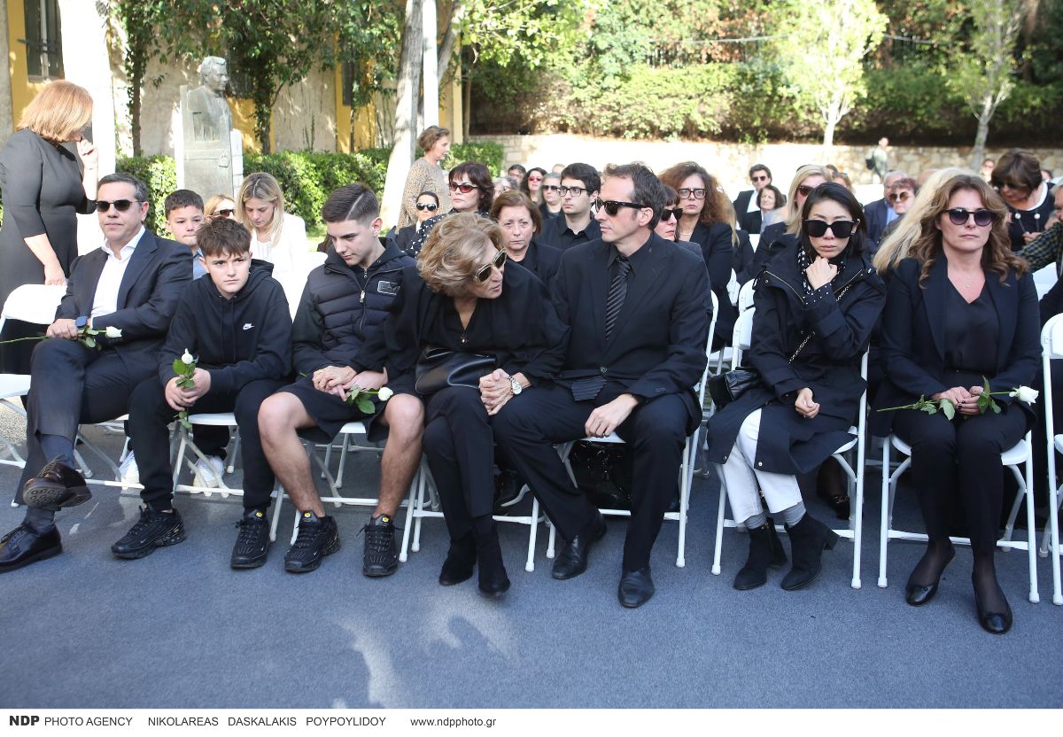 Ο Αλέξης Τσίπρας και τα παιδιά του στην κηδεία του Αλέκου Φλαμπουράρη