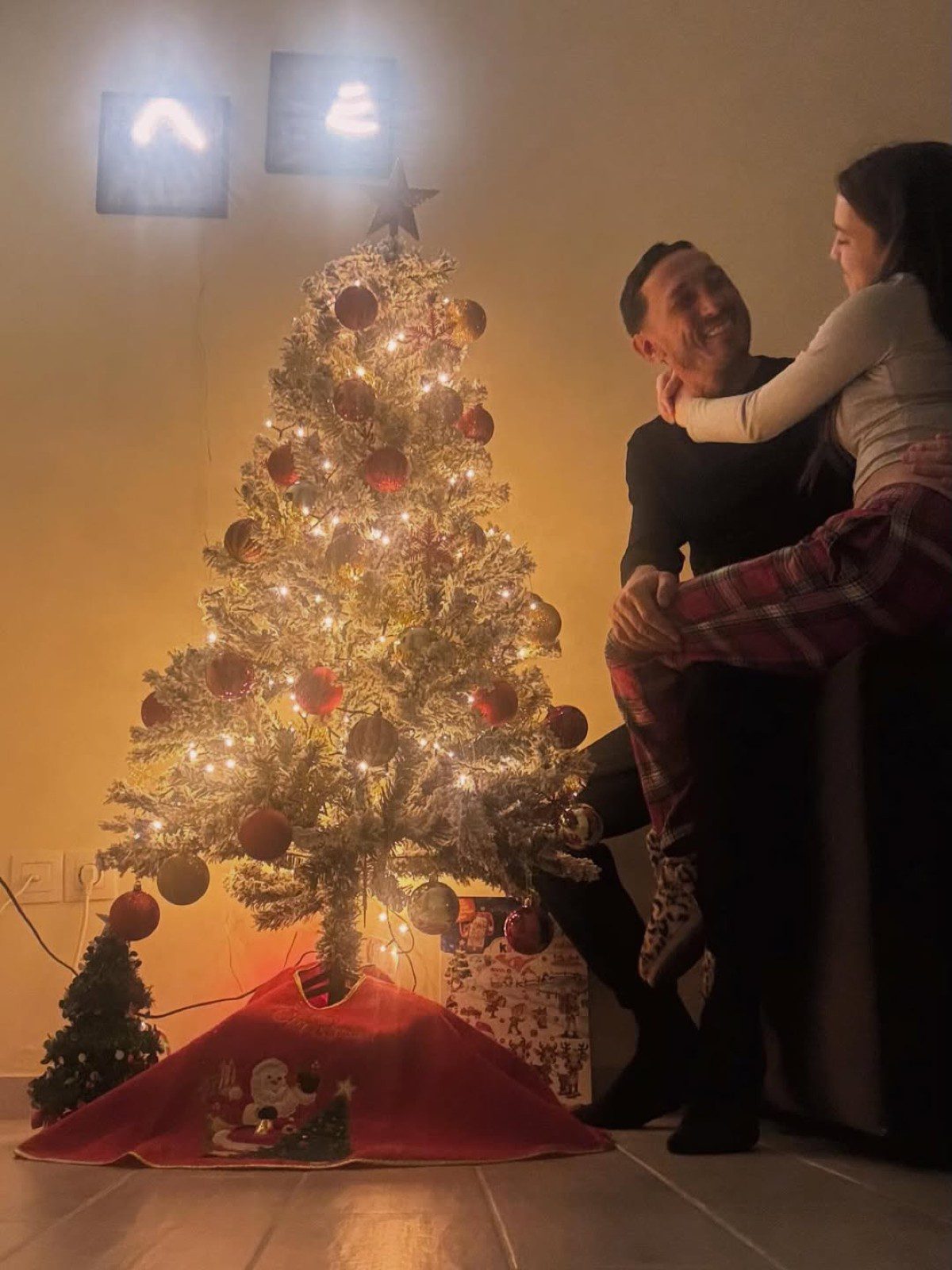 Ο Μπρούνο Τσιρίλο με την κόρη του στολίζουν δέντρο