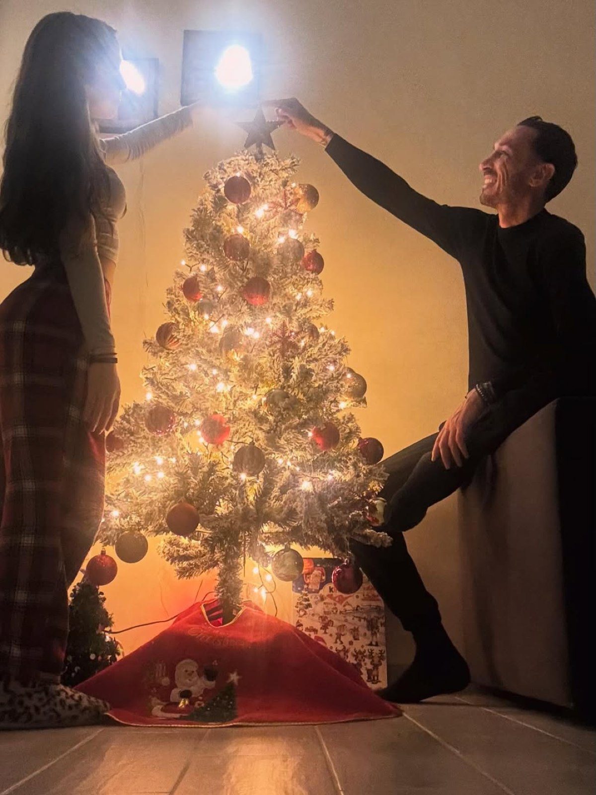 Ο Μπρούνο Τσιρίλο με την κόρη του στολίζουν δέντρο