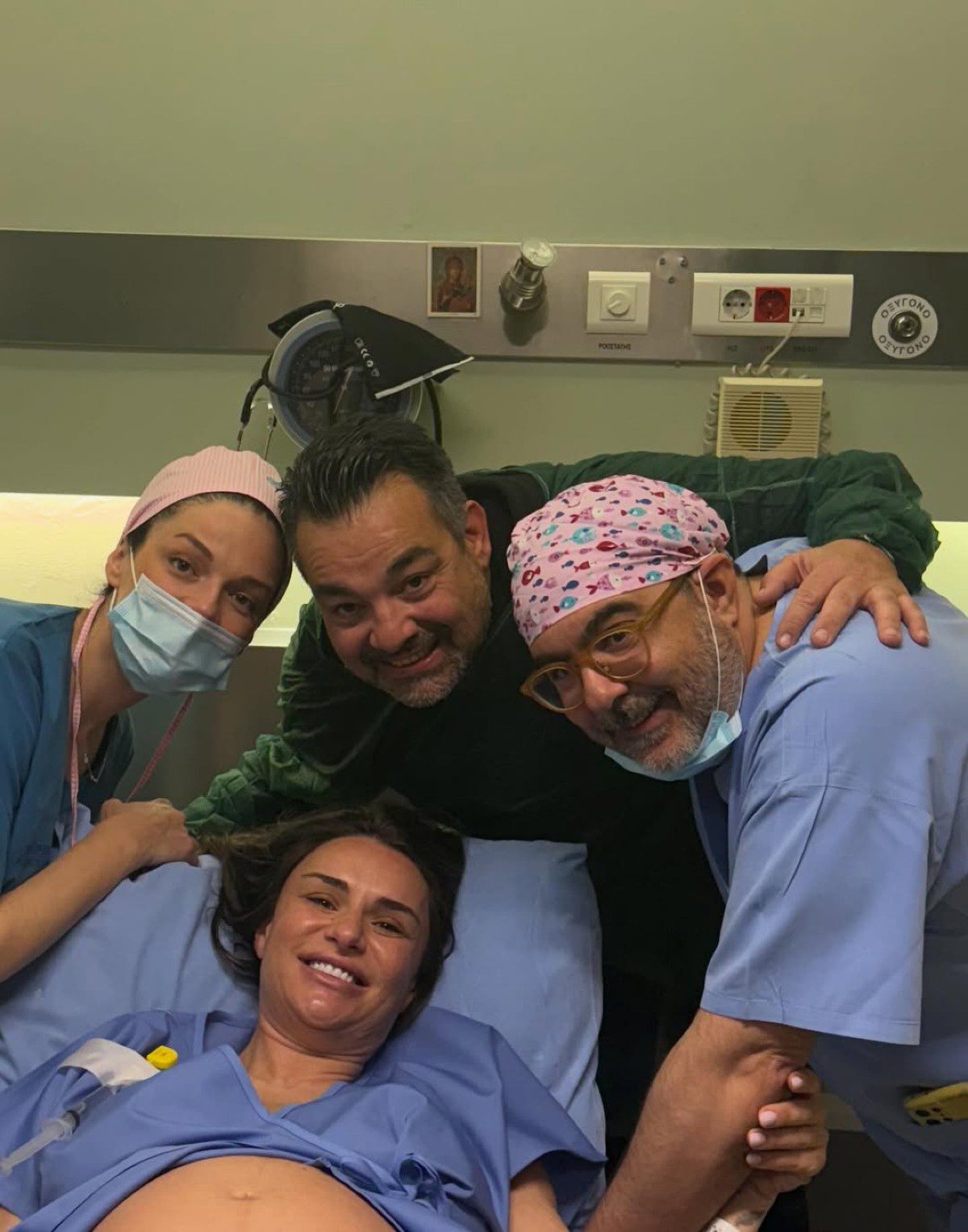 Η Ελένη Τσολάκη στο μαιευτήριο με τους γιατρούς της