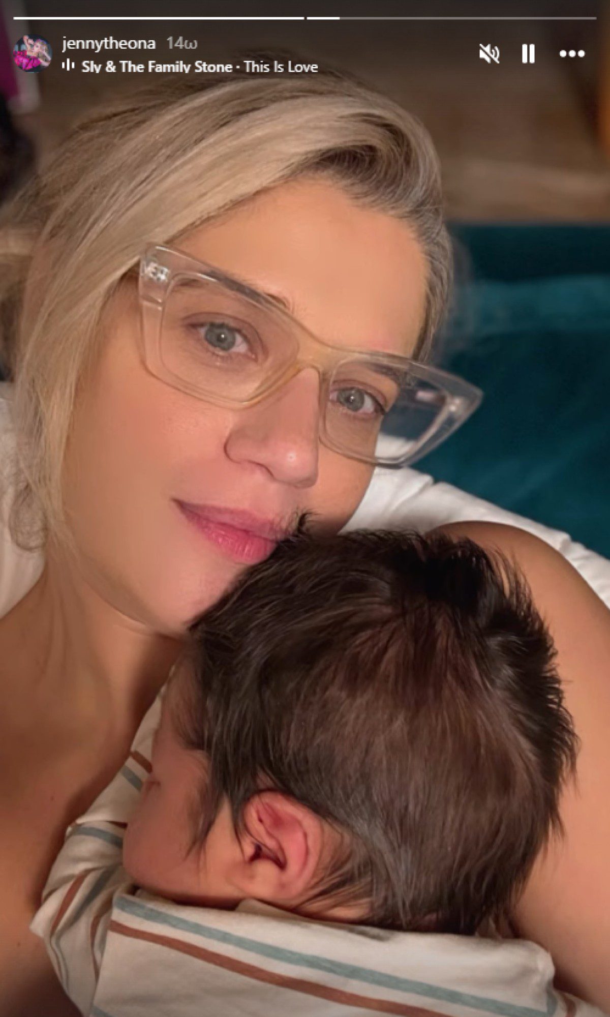 Η Τζένη Θεωνά και το νεογέννητο μωρό της