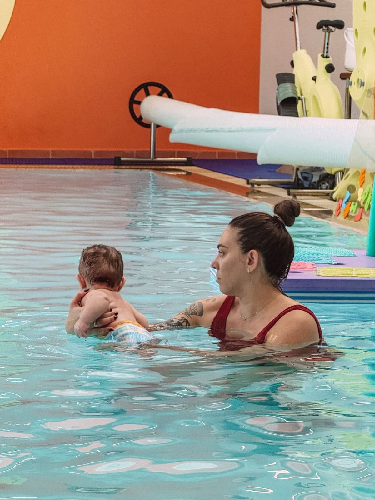 Η Ευρυδίκη Βαλαβάνη και ο γιος της στο κολυμβητήριο