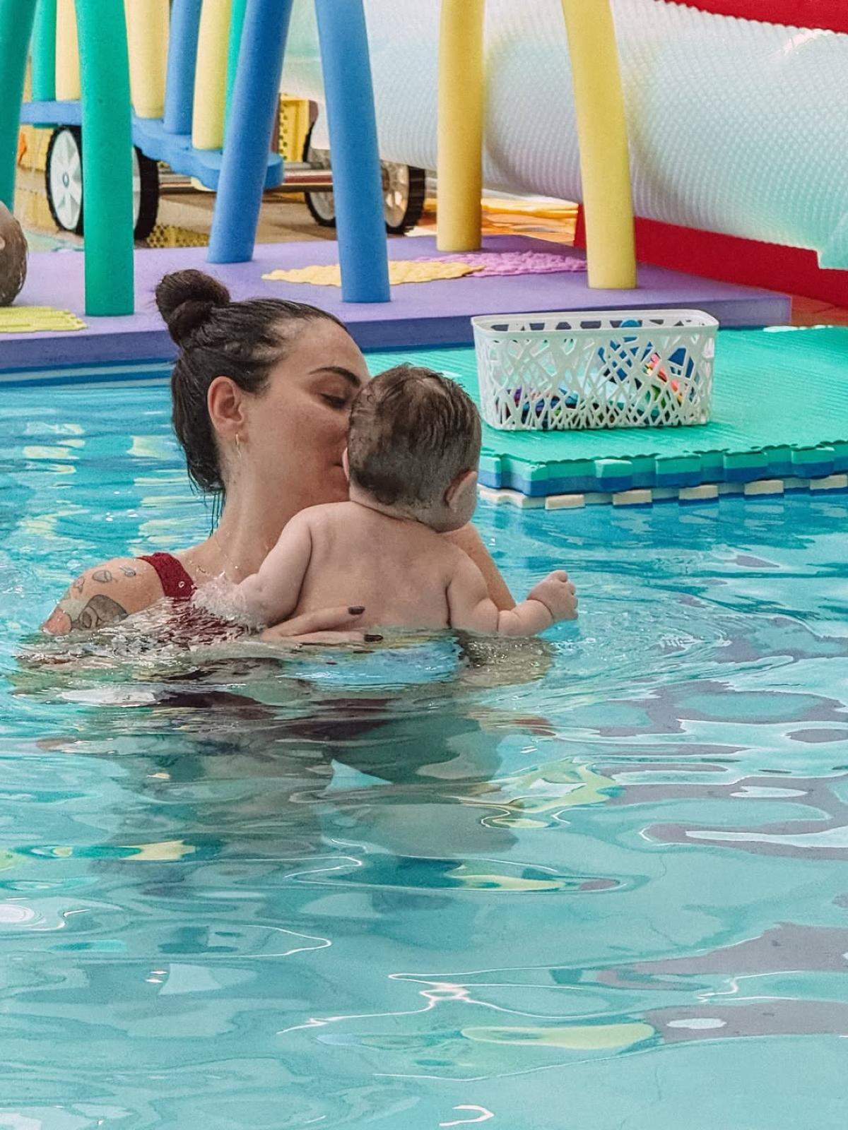 Η Ευρυδίκη Βαλαβάνη και ο γιος της στο κολυμβητήριο