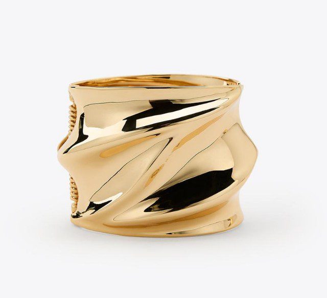 ZARA: Θα βάλεις «φωτιά» στο ρεβεγιόν των Χριστουγέννων με αυτό το κόκκινο φόρεμα