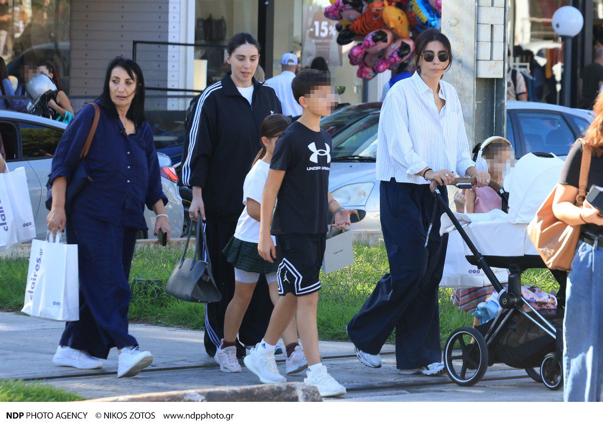 Η Βαλέρια και η Ολυμπία Χοψονίδου με τα παιδιά τους και την μητέρα τους