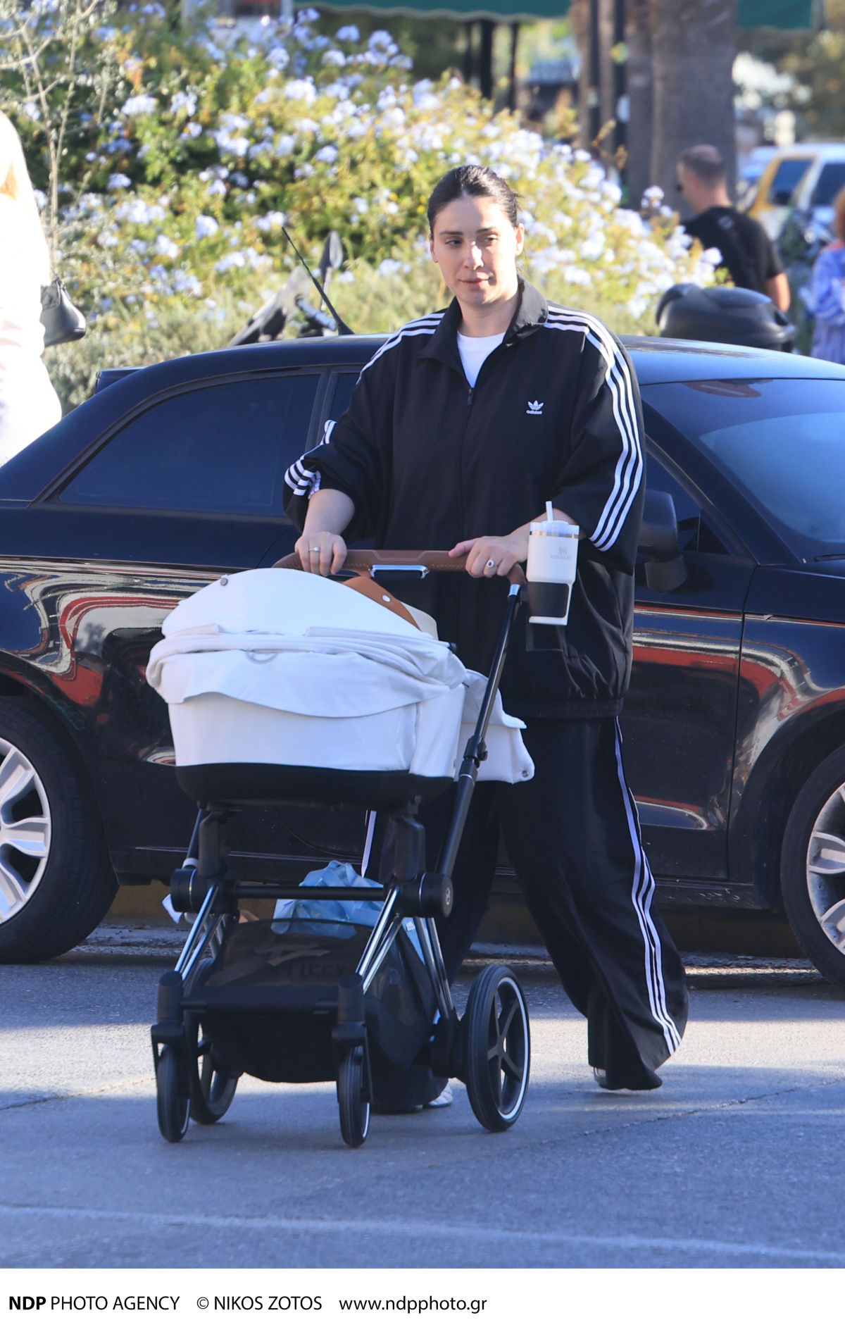 Η Βαλέρια Χοψονίδου με το μωρό της στο καρότσι