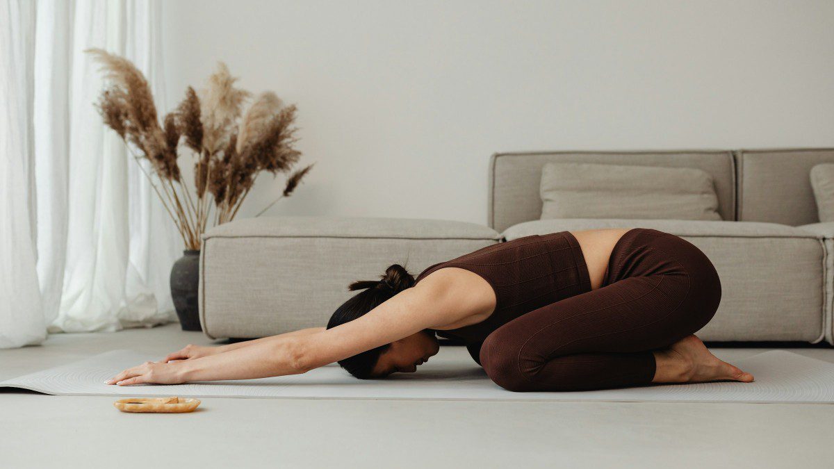 μια κοπέλα που κάνει γιόγκα