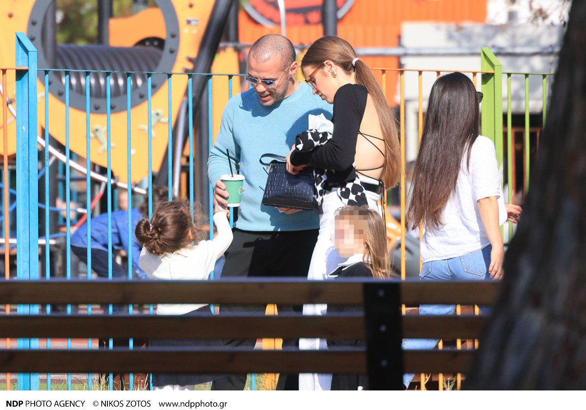 Ζαμπίδης: Με εξώπλατο και χαμηλά τακούνια η σύζυγός του - Φωτογραφίες από την παιδική χαρά με τις κόρες τους